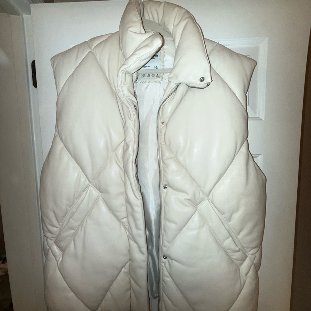 Abercrombie & Fitch Cream Puffer Vest